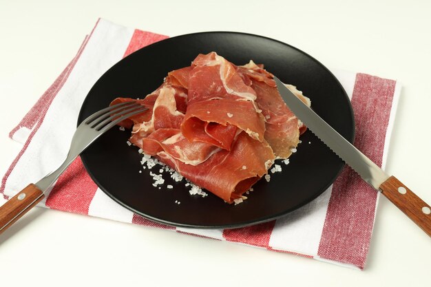 Concepto de delicioso jamón de la cocina española sobre fondo blanco.