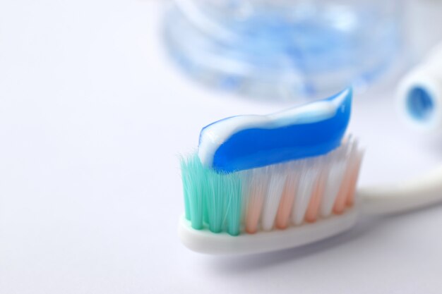 Concepto dental Cepillo de dientes con pasta de dientes, primer plano