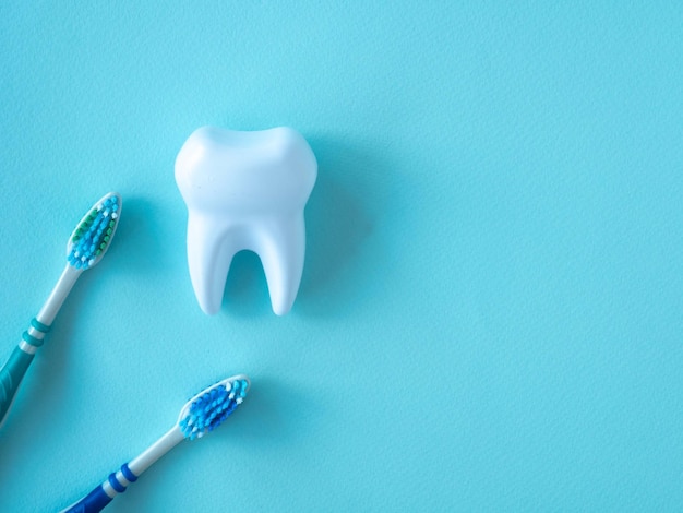 Concepto dental diente y cepillo sobre un fondo azul.