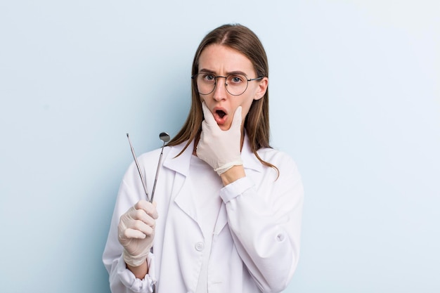 Concepto de dentista de mujer bonita adulta joven