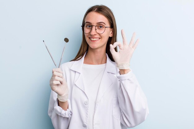 Concepto de dentista de mujer bonita adulta joven