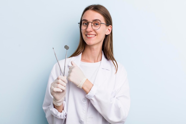 Concepto de dentista de mujer bonita adulta joven