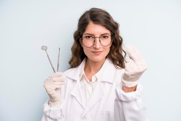 Concepto de dentista de mujer bonita adulta joven