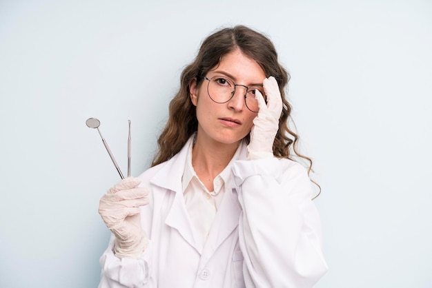 Concepto de dentista de mujer bonita adulta joven