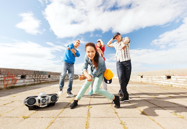 concepto de deporte, baile y cultura urbana - grupo de adolescentes bailando