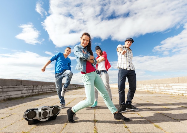 concepto de deporte, baile y cultura urbana - grupo de adolescentes bailando