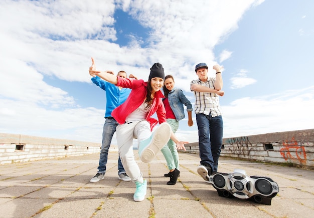 concepto de deporte, baile y cultura urbana - grupo de adolescentes bailando