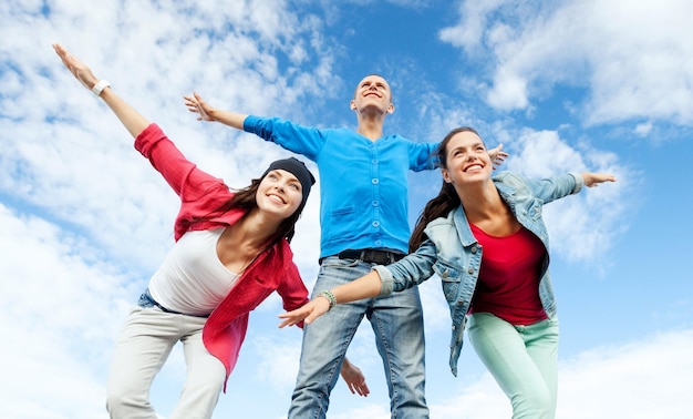 concepto de deporte, baile y cultura urbana - grupo de adolescentes extendiendo las manos