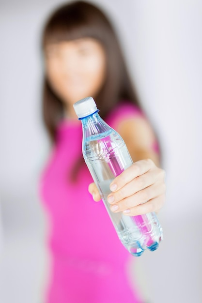 concepto de deporte y dieta - mujer deportiva con botella de agua