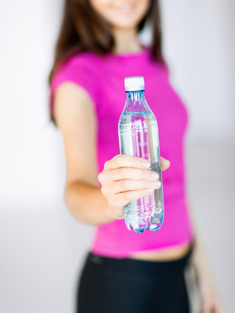 concepto de deporte y dieta - mujer deportiva con botella de agua