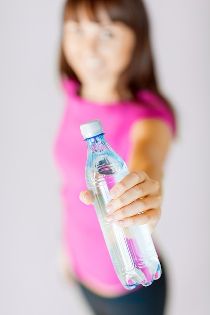 concepto de deporte y dieta - mujer deportiva con botella de agua