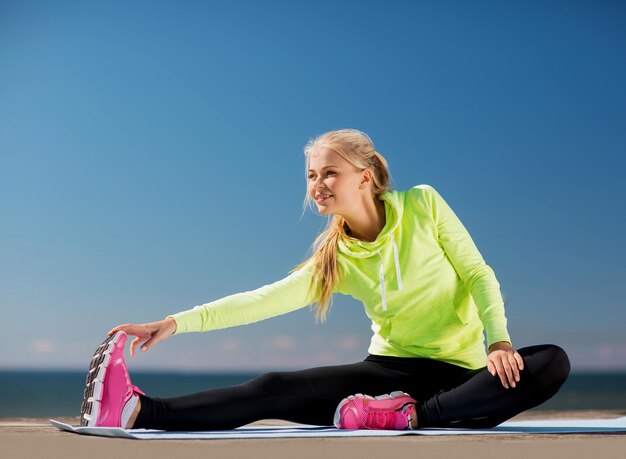 concepto de deporte y estilo de vida - mujer haciendo deporte al aire libre