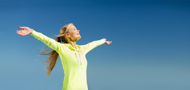 concepto de deporte, fitness, ejercicio y estilo de vida - mujer haciendo deporte al aire libre