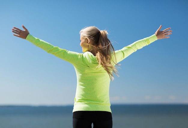 concepto de deporte, fitness, ejercicio y estilo de vida - mujer haciendo deporte al aire libre