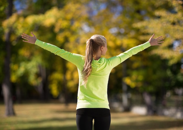 concepto de deporte, fitness, ejercicio y estilo de vida - mujer haciendo deporte al aire libre