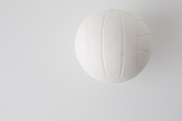concepto de deporte, fitness, juego, equipamiento deportivo y objetos - primer plano de la pelota de voleibol en blanco