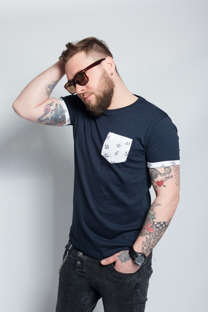 Concepto de deporte, salud, personas, 4k y estilo de vida - retrato de moda de hombre joven con barba. Sonriente, hipster, boy., Guapo, hombre, en, hat., Brutal, niño barbudo, con, tatuaje