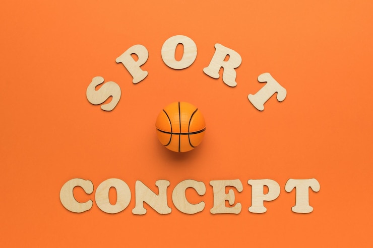 Foto el concepto deportivo de la inscripción y una pelota de baloncesto en un fondo naranja