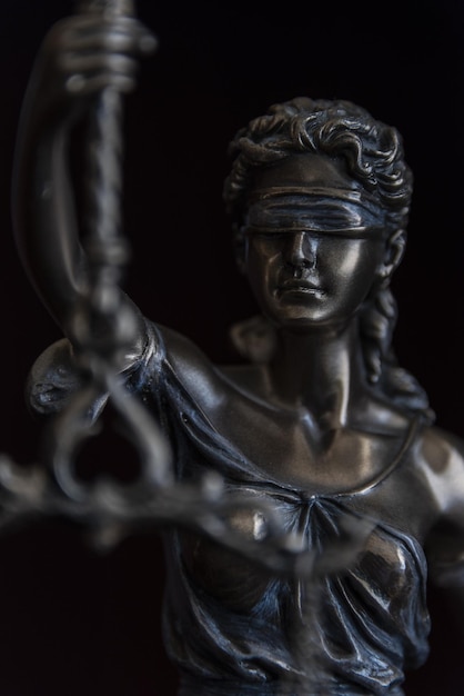 Concepto de derecho y juicio Figura de Lady Justice en primer plano de la oficina notarial