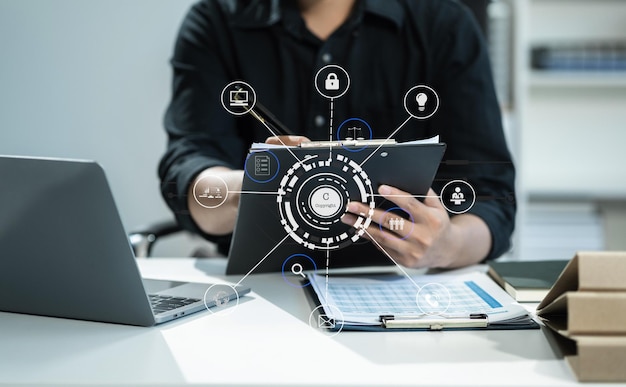 Concepto de derechos de autor o patentes Mano de la persona que usa una computadora portátil, una tableta y un teléfono inteligente con una pantalla virtual icono de derechos de autor marca comercial Creación de propiedad contra la piratería en la oficina