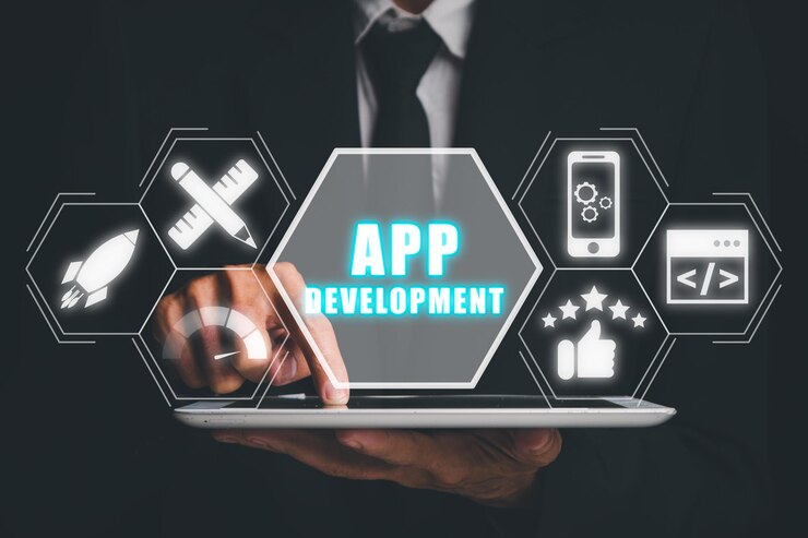 Foto concepto de desarrollo de aplicaciones mano de persona usando tableta con icono de desarrollo de aplicación en el fondo de la pantalla virtual diseño de aplicaciones para teléfonos móviles