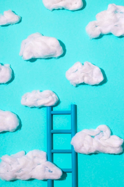 Concepto de desarrollo Escalera hasta el cielo azul con nubes