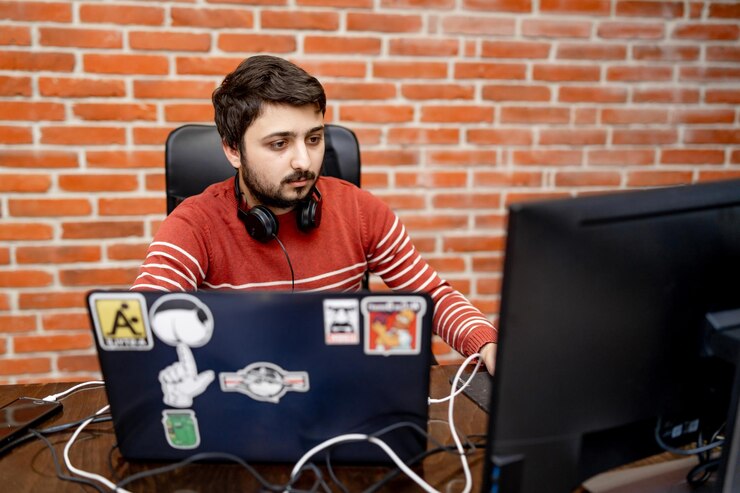 Foto concepto de desarrollo de programa joven trabajando con computadora