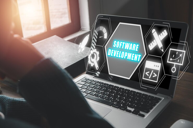 Foto concepto de desarrollo de software mujer de negocios que utiliza una computadora portátil con icono de desarrollo de software en pantalla virtual