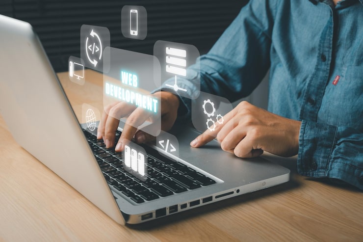 Foto concepto de desarrollo web persona que utiliza una computadora portátil con desarrollo web en pantalla virtual escritura de códigos y código de datos programación con html php y javascript