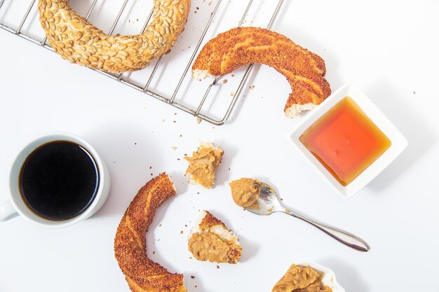 Concepto de desayuno de bagel turco con miel de café y mantequilla de maní Imagen aislada sobre blanco