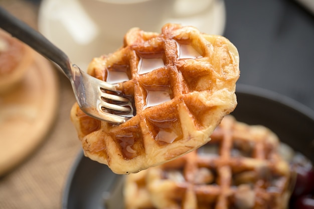 Concepto de desayuno de bebida de café. Incluye tartas crujientes con almendra