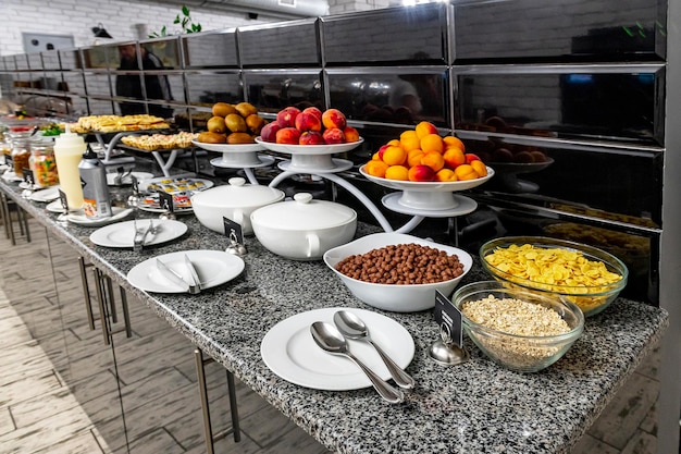 Concepto de desayuno buffet Tiempo de desayuno en hotel de lujo