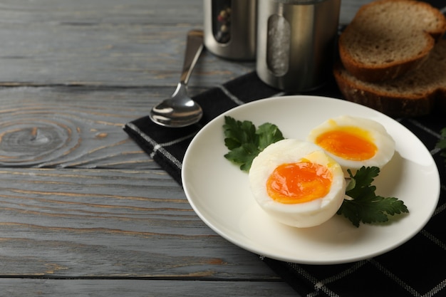 Concepto de desayuno con huevos duros