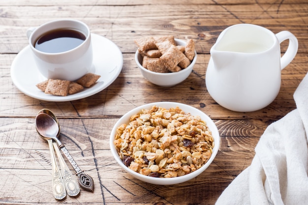 Concepto de desayuno muesli leche café y galletas