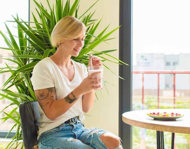 Concepto de desayuno de mujer bastante rubia