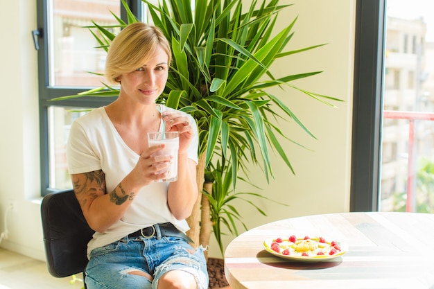 Concepto de desayuno de mujer bastante rubia