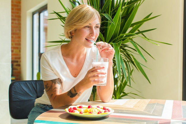 Concepto de desayuno de mujer bastante rubia