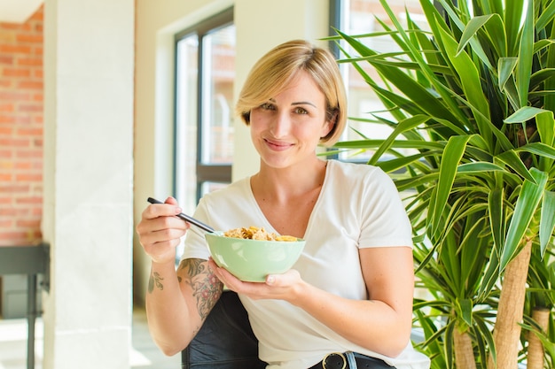 Concepto de desayuno de mujer bastante rubia