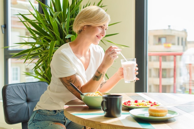 Concepto de desayuno de mujer bastante rubia