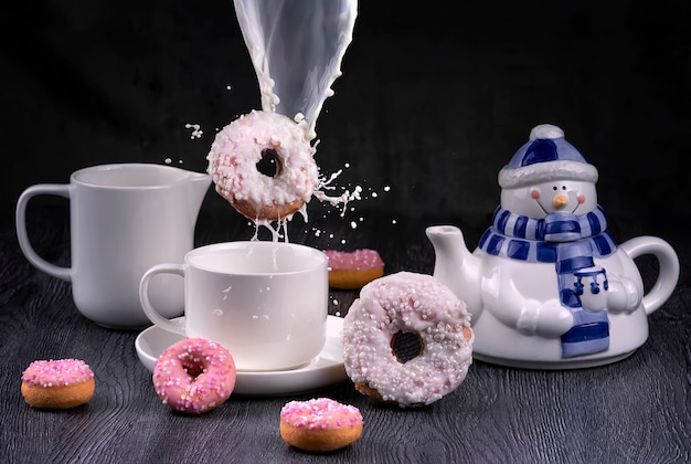 Concepto de desayuno de Navidad con donut volador con salpicaduras de leche y tetera de muñeco de nieve