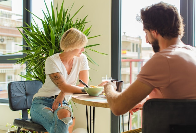 Concepto de desayuno de pareja joven