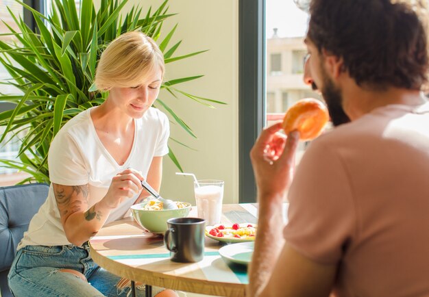 Concepto de desayuno de pareja joven