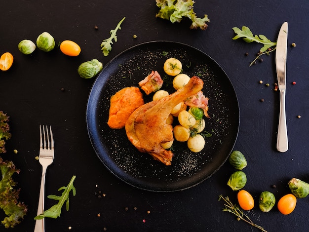 Concepto de desayuno de plato de pierna de pollo listo para usar. comida deliciosa y nutritiva. arte culinario.