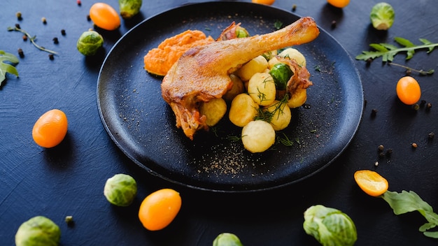 Concepto de desayuno de plato de pierna de pollo listo para usar. fotografía de comida. comida nutritiva.