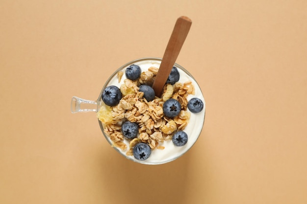 Concepto de desayuno sabroso y nutritivo - muesli con yogur