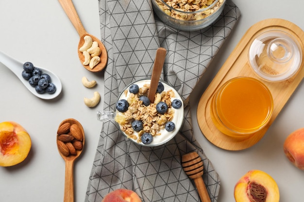 Concepto de desayuno sabroso y nutritivo - muesli con yogur