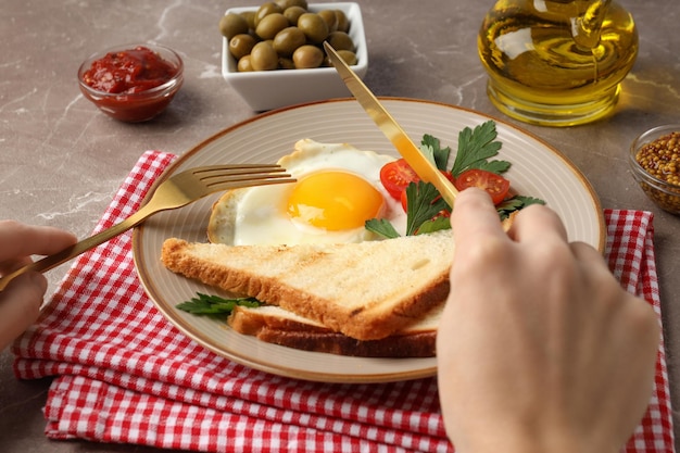 Concepto de desayuno sabroso sobre fondo de textura gris