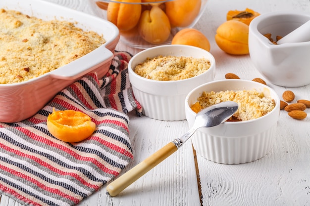 Concepto de desayuno para la salud, pastel de crumble de albaricoque