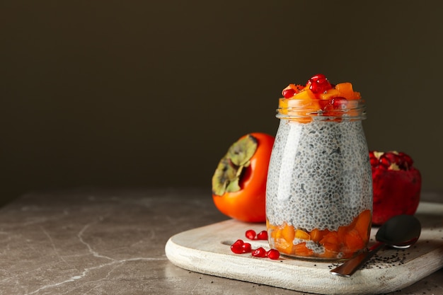 Concepto de desayuno con tarro de chia puding en mesa gris