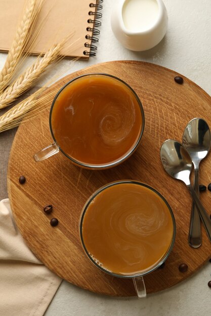 Concepto de desayuno con tazas de café recién hecho